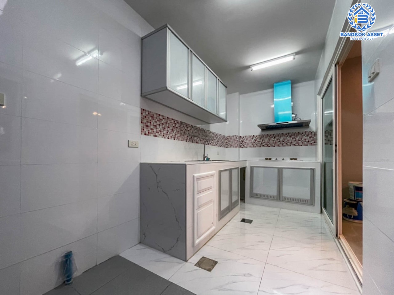 *****ทาวน์โฮมมือสอง ม. ดิเอ็กคลูซีฟ รัชดา-วงส์สว่าง บ้านสวยพร้อมเข้าอยู่ บนเนื้อที่กว่า 18.7 ตร.ว. พื้นที่ใช้สอยกว้างถึง 134 ตร.ม. 3 ห้องนอน 4 ห้องน้ำ 2 ที่จอดรถ บนทำเลโซนเมือง เดินทางสะดวกใกล้ร้านอาหาร เชื่อมต่อถนน วงศ์สว่าง, ติวานนท์, รัตนาธิเบศร์ ใกล้รถไฟฟ้าสายสีม่วงสถานี "แยกติวานนท์" และ ทางด่วน "ศรีรัช"